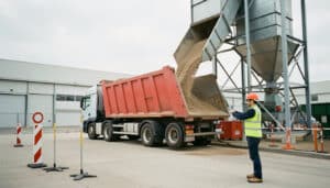 Chargement d’un camion en vrac : étapes et sécurité